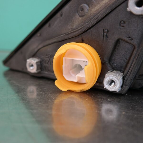 RIGHT DOOR MIRROR F32 (246) *51-07*